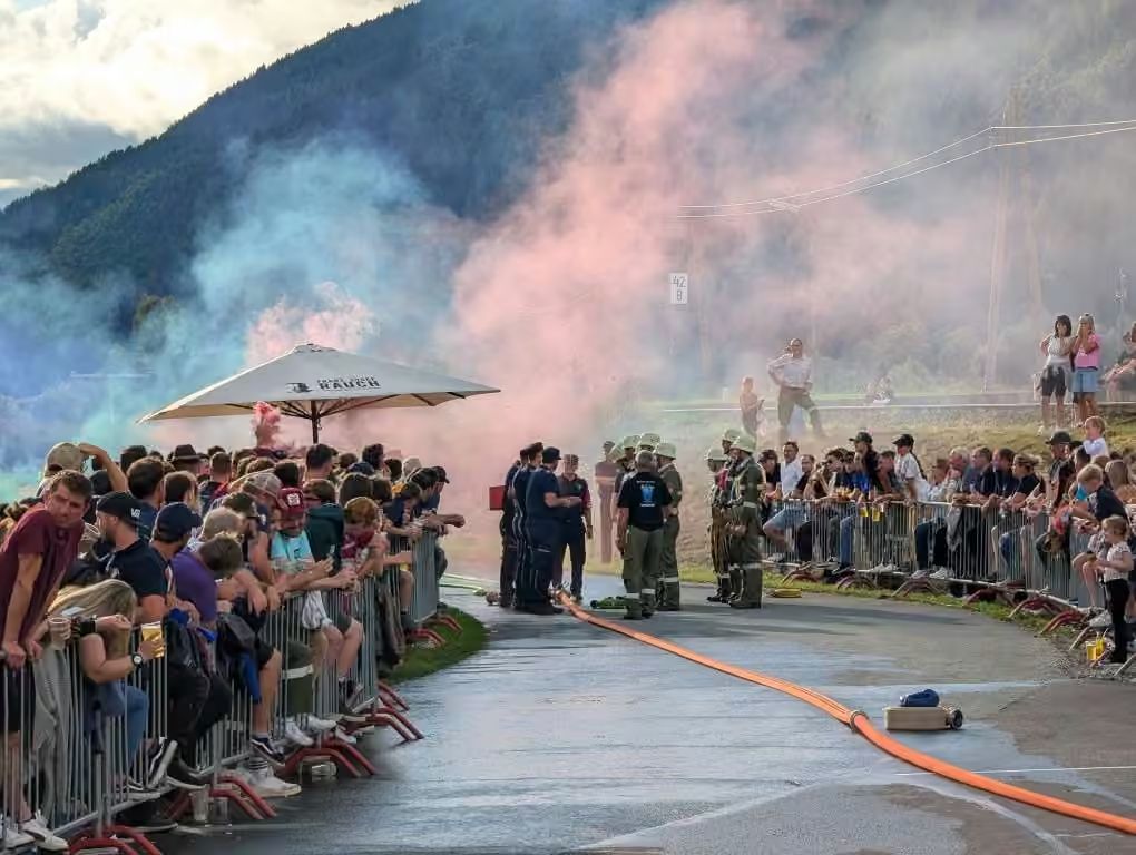 Bewerbsarena Waidegg beim Cupfinale 2025, im Hintergrund die Berge