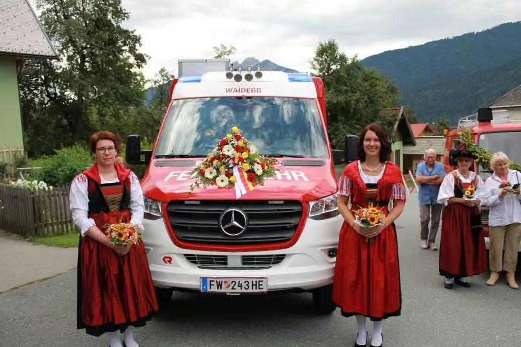 Das gesegnete KLFA mit Patinnen in Tracht